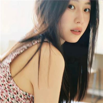 她对星星歌唱